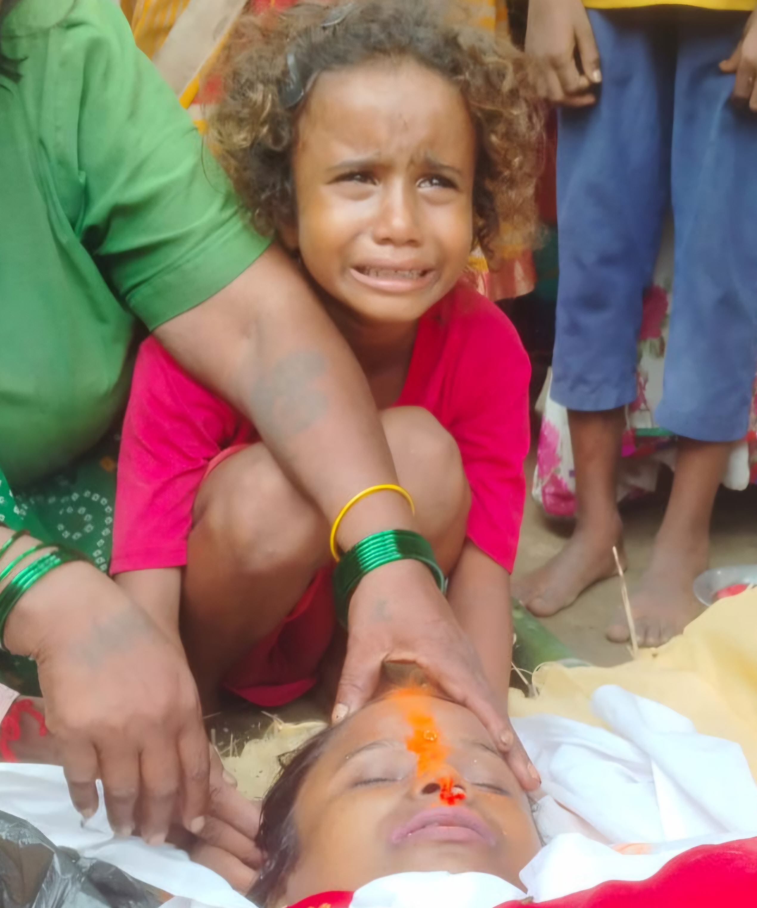 माँ चली गई… अब इस मासूम का सहारा कोई नहीं है। photo 1